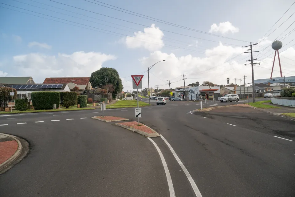Busy intersection in East Warrnambool.