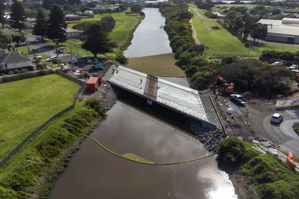 Edwards Bridge under construction.