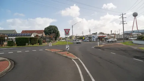 Busy intersection in East Warrnambool.